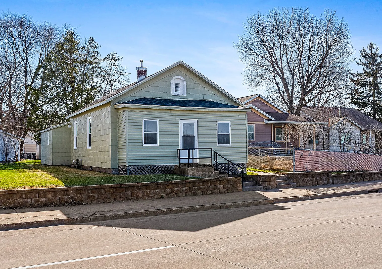 Single Family Home Near Downtown — Photo 1