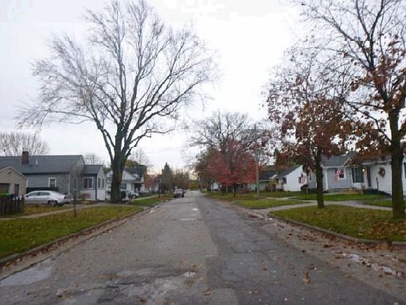 Exterior Neighborhood (street photo)
