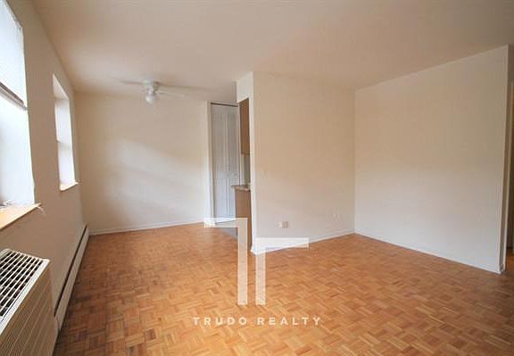 3rd image of 510 W Briar Pl APT 301