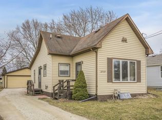 2737 Chicago Ave, Des Moines, IA 50317