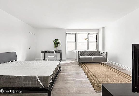 4th image of 77 W 55th St APT 5A