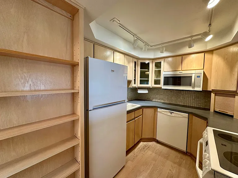600 S State St #407 — Photo 7