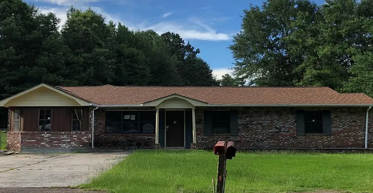204 Livingston Rd NE — Photo 1