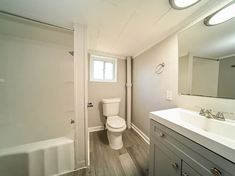 1336012_028_bathroom_13496760.jpg