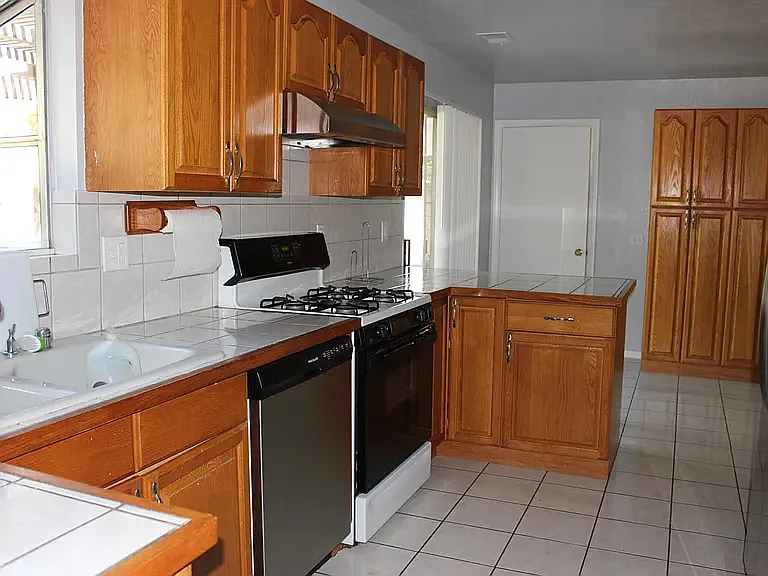 11634 Garrick Ave — Photo 5