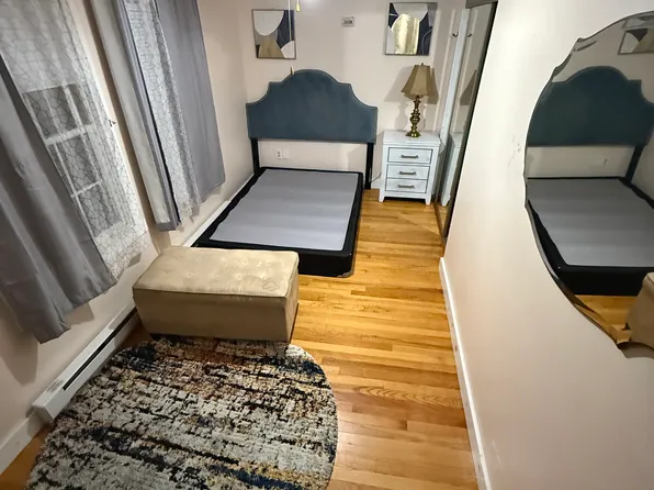 17 4th Ave #1, Lowell, MA 01854