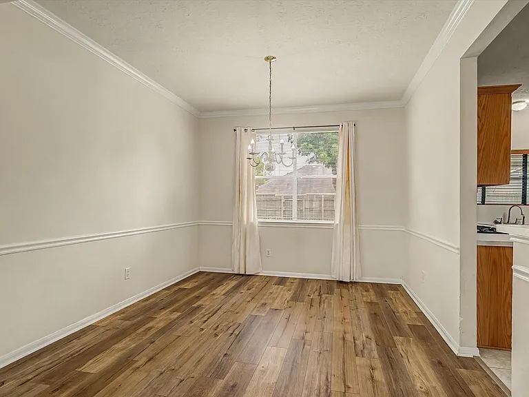 10840 Sycamore Dr N — Photo 10