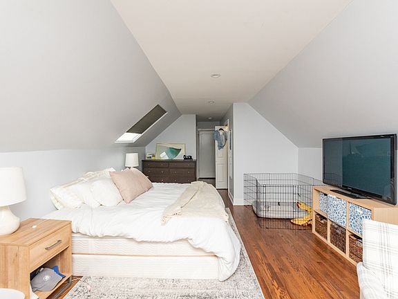 5th image of 2045 N Wolcott Ave #2E