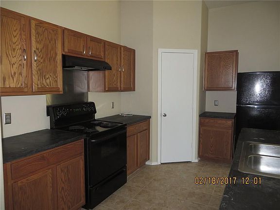 4th image of 933 Oakcrest Dr
