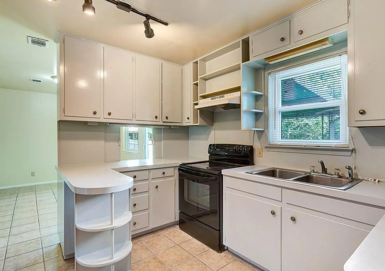 1703 Rockbridge Ter- spacious 3 bed ion a large lot, great central location. — Photo 2