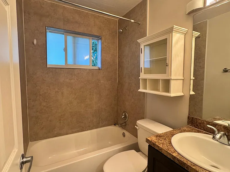 540 NE 45th St #11 — Photo 4