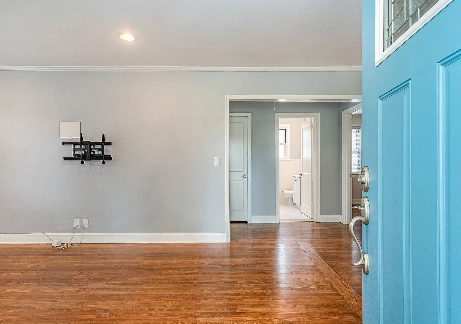 Adorable 3 bed 2 bath cottage in Charlotte Park! — Photo 2