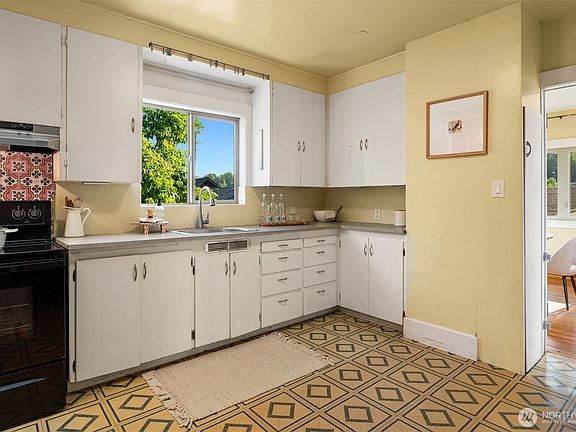 5th image of 3821 S Graham Street
