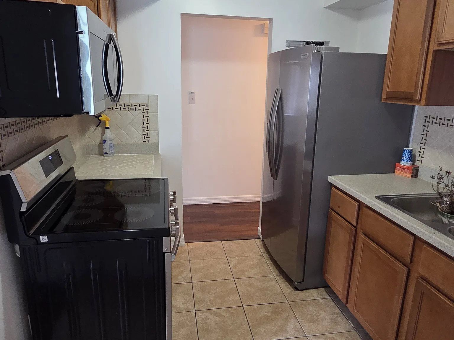 3 bed, 1200 sqft, $2,400 — Photo 3