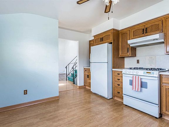 3rd image of 300 W 15th St