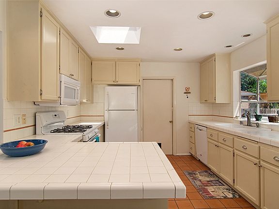 5th image of 737 Palomar Ave