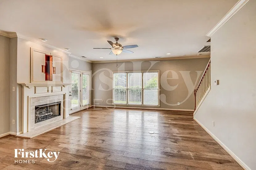 4 bed, 2.5 bath, 2699 sqft, $3,050 — Photo 2