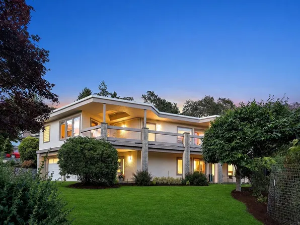 4607 Boulderwood Dr, Saanich, BC V8Y 2V2