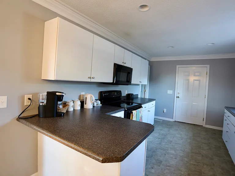 350 Woodgreen Dr — Photo 4