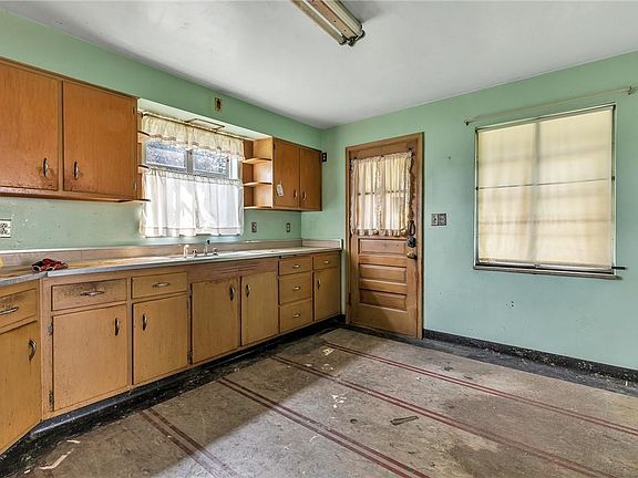 2nd image of 335 E End Ave