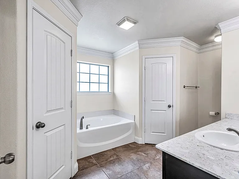 608 Memorial Ct — Photo 23