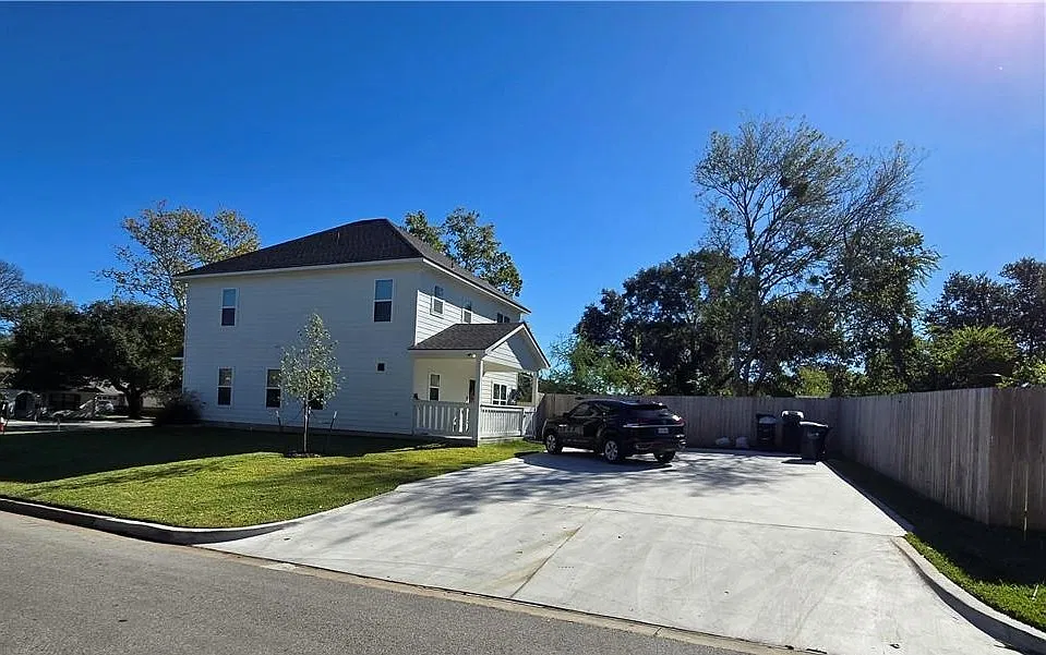 5 bed, 5.5 bath, 2327 sqft, $4,650 — Photo 2