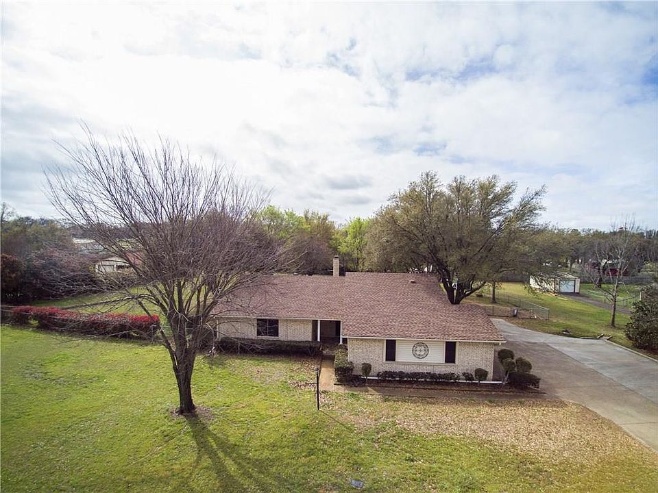 1st image of 209 Live Oak Ln