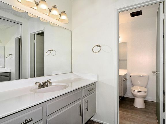 5th image of 5425 Zelzah Ave #202