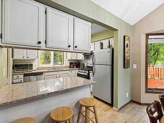 3rd image of 2738 Chertsey Dr