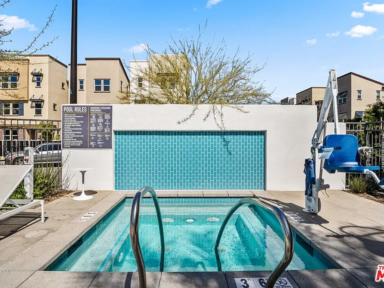 720 Grace Ave — Photo 35