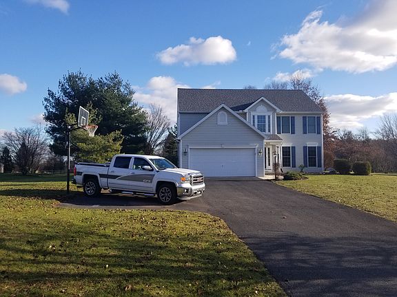 Parking w/ Basketball Goal