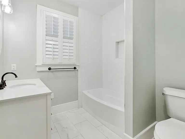 1944 Jackson Ave — Photo 15