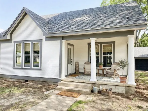 502 Upton Ave, Schulenburg, TX 78956