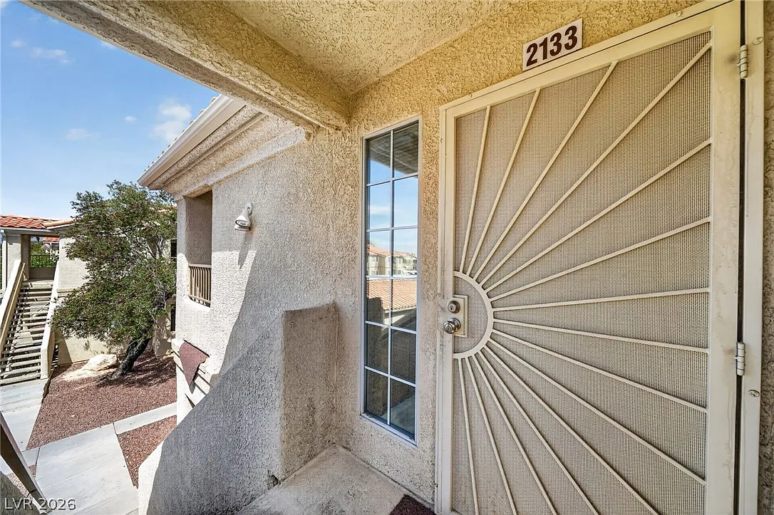 2 bed, 2.0 bath, 968 sqft, $1,340 — Photo 2