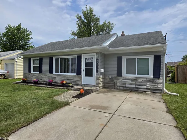 27260 Woodmont St, Roseville, MI 48066