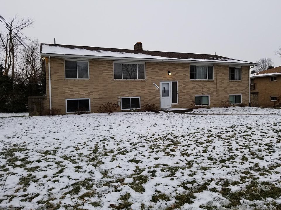 433 is the top left apartment in this view. It's private exterior entrance can be seen on the left side of the building. There is also an entrance off of the main hallway accessible via the front door.