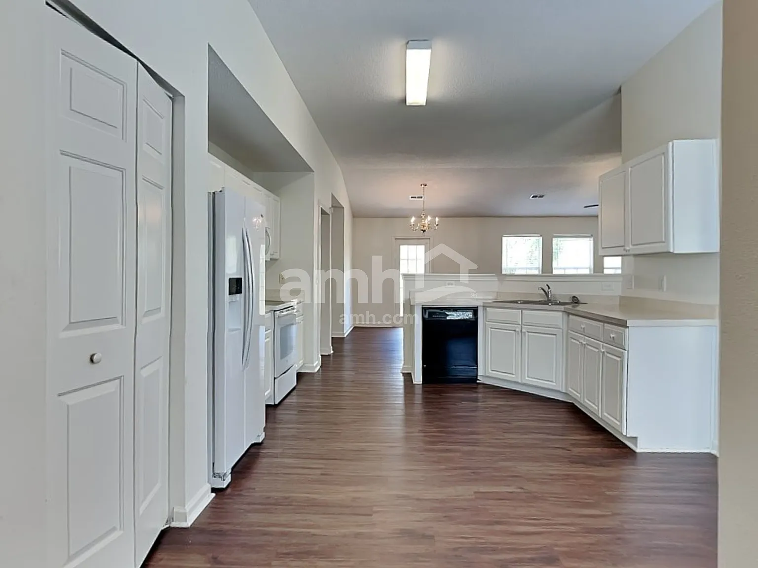 3 bed, 2.0 bath, 2300 sqft, $2,170 — Photo 3