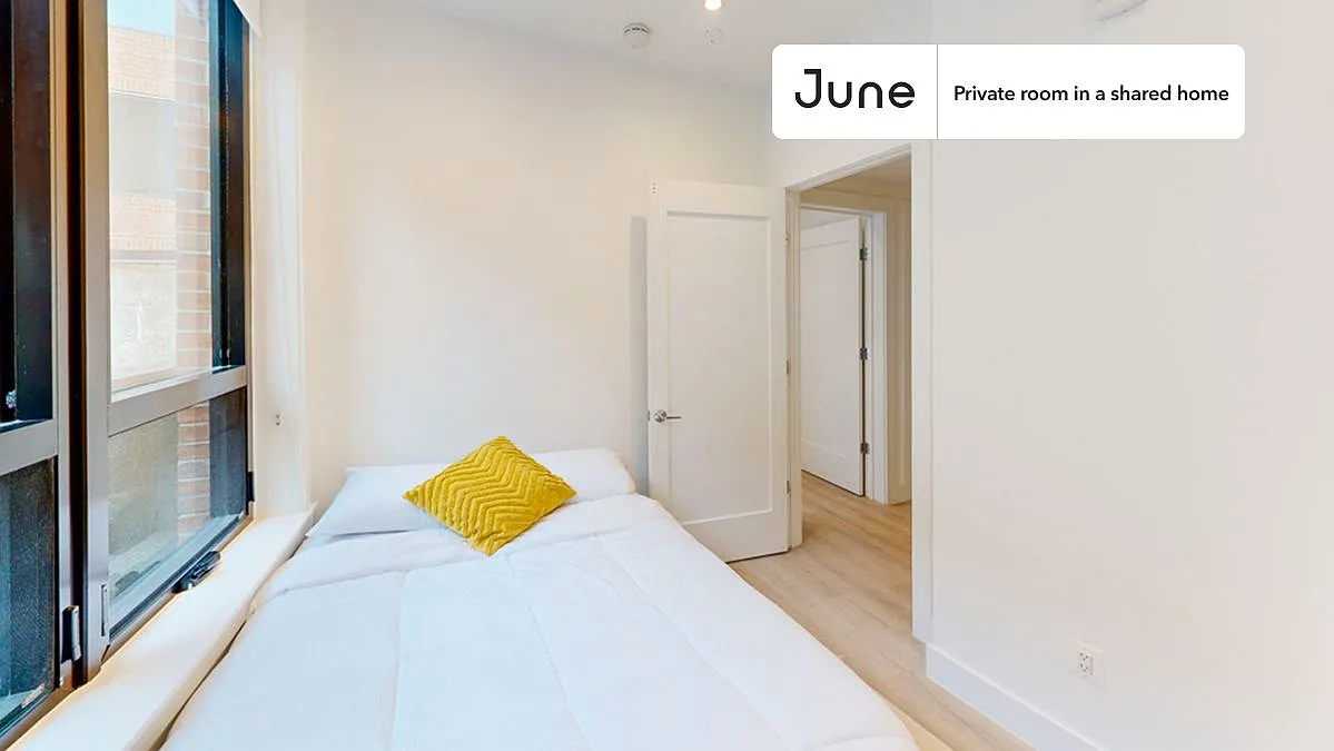 Queen bedroom in 4 bed/2 bath home in Dupont Circle #1902 C — Photo 2