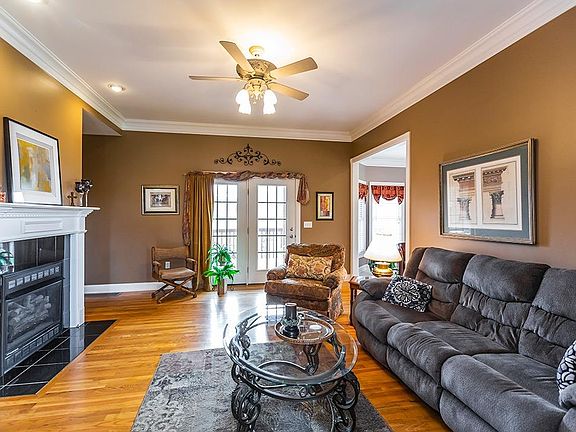 5th image of 1037 Bay Colony Dr