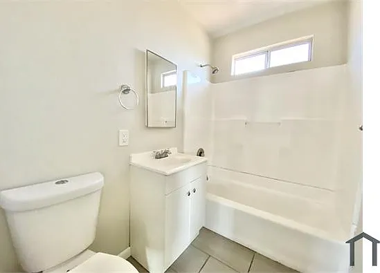 1552 E 32nd St #3 — Photo 3