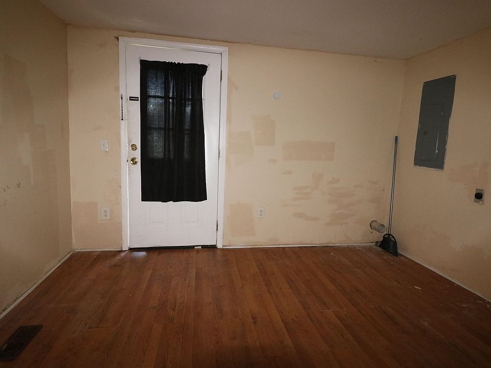 22nd image of 302 S Main St.