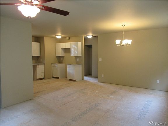 4th image of 43 E Ellinor Pl