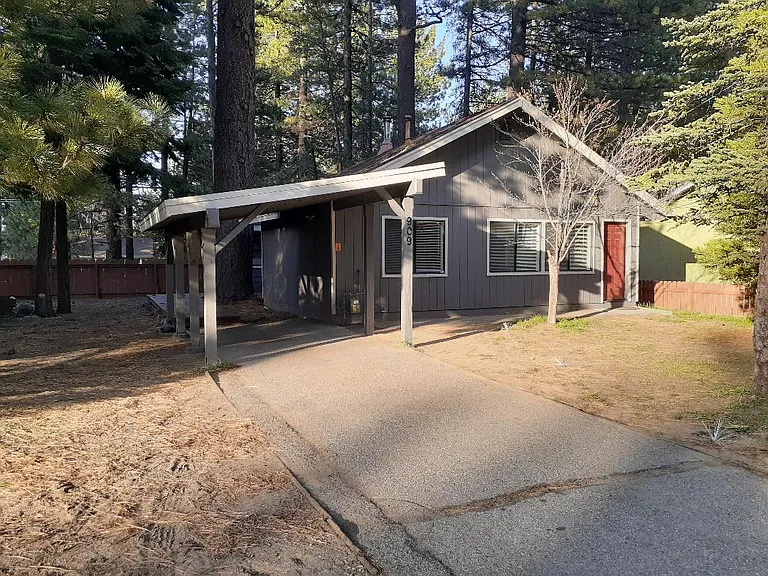 909 Secret Harbor Dr — Photo 1
