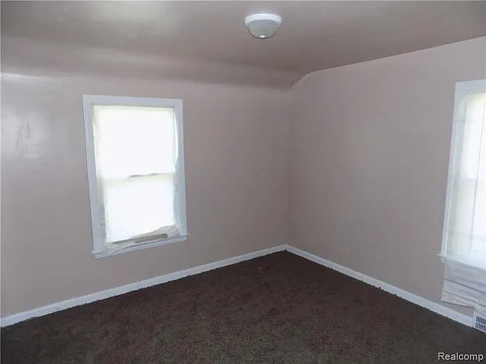 18708 Shaftsbury Ave — Photo 7
