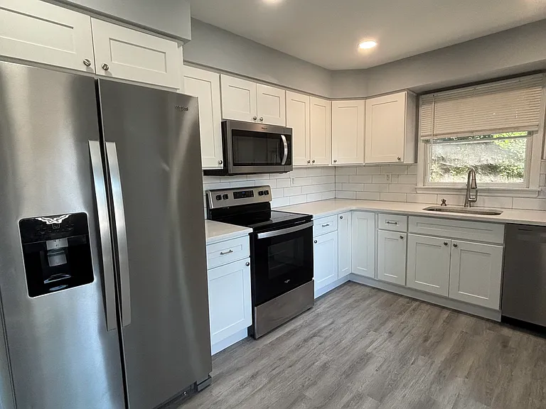 Laurel Blvd — Photo 1