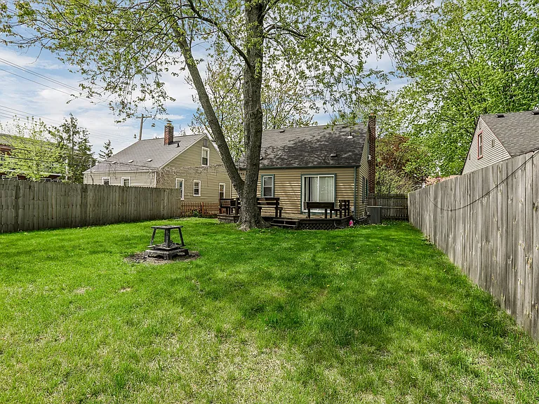 120 N Rembrandt Ave — Photo 24