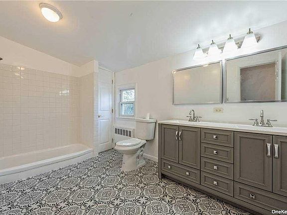 Very Spacious Full Bathroom.