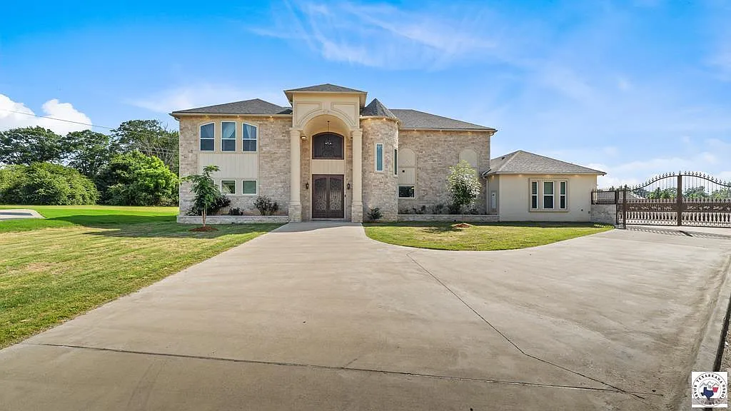 4 bed, 3.5 bath, 4184 sqft, $4,500 — Photo 1
