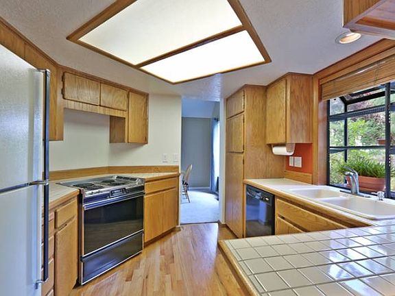 Kitchen w/garden window