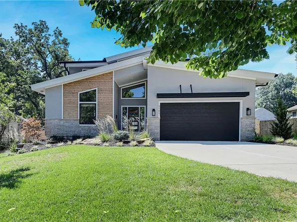 2705 W 74th St, Prairie Village, KS 66208